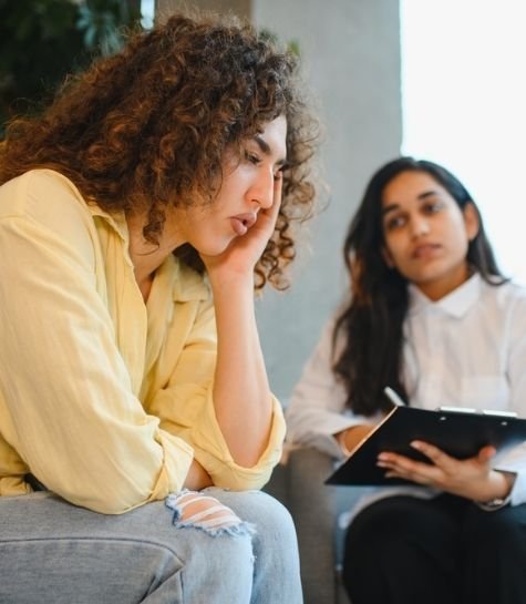 Professional Anxiety Therapist in Thane helping a client